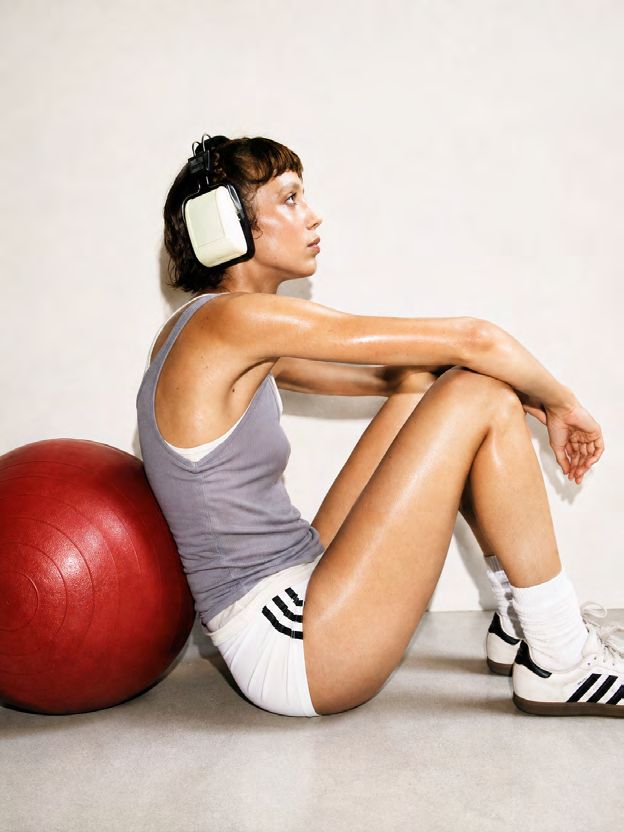 Frau macht nach dem Training eine Pause